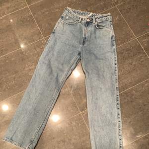 Populära jeans from weekday i modellen row, flitigt använda men fortfarande väldigt bra skick och hållt formen/färgen. Storlek 29/32 men skulle säga att det passar som en 27/32