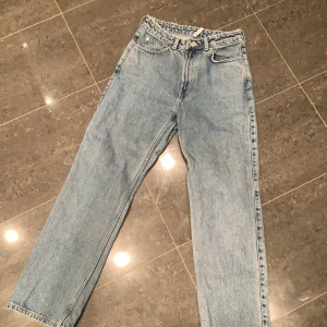ROW WEEKDAY JEANS  - Populära jeans from weekday i modellen row, flitigt använda men fortfarande väldigt bra skick och hållt formen/färgen. Storlek 29/32 men skulle säga att det passar som en 27/32
