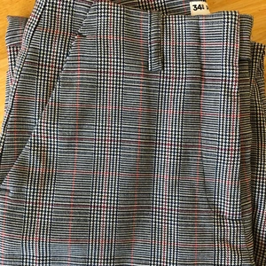 Helt nya trendiga byxor 🌷 -  •Storlek 34 •Mycket fina. Trendig passform •Pris: 120 kr  🚫Djurfritt och rökfritt hem 📍Kan mötes upp i Mölnlycke 📬Kan skickas mot fraktkostnad 