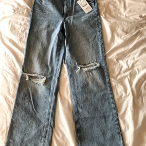 Jeans Zara - Raka jeans i st 38 med hål på knäna