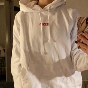 Levis hoddie  - Min fina Levis hoddie i vit köpt för 500kr säljer för 150kr super bra skick använd fåtal gånger, köparen står för frakten 