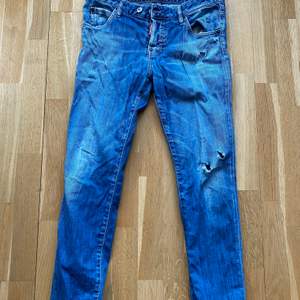 Snygga jeans från dsquared2, storlek 40 men det är italienska storlekar så sitter som en 46:a. Ganska flitigt använda men bra skick ändå. Pris 700. Nypris 5000 kr
