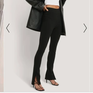 tajta kostymbyxor med slits - Enbart testade byxor som jag fotat i (se andra bild). De är superstrechiga i materialet vilket gör att de passar både storlek upp och ner. Prislapp kvar från NAKD. frakt tillkommer 48kr med frimärke eller 66kr med spårbart. 