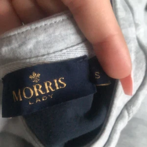 Morris Lady storlek ”S” - Hej! Säljer denna gråa långärmade tröja för att den inte används längre Pris: 40 kronor utan frakt Originalpris: 500kr 