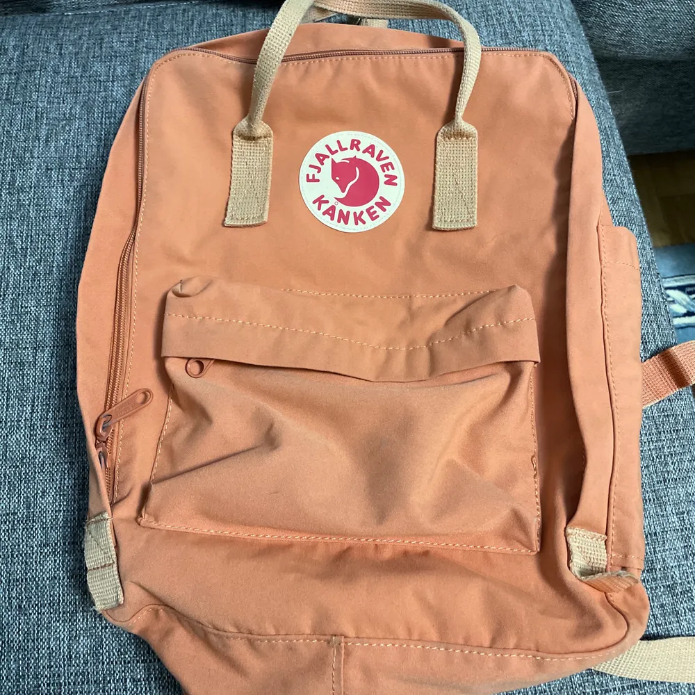 äkta fjällräven kånken ryggsäck i en fin peach färg. 250kr + frakt. Väskor.