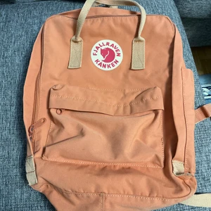 fjällräven kånken ryggsäck - äkta fjällräven kånken ryggsäck i en fin peach färg. 250kr + frakt