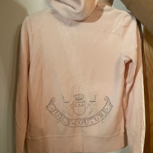 Tröja - Säljer denna fina juicy couture tröjan som är i en ljusrosa färg. Tröjan är i ett tunnare material och är väldigt skön. Tröjan är i storlek M men skulle säga att den passar en S också. 