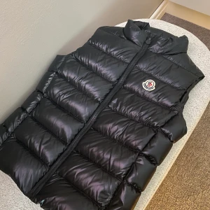 Moncler väst  - Monclerväst i storlek 14 (164cm) passar XS/S. Köpt för 280EUR, använd en gång. Kvitto finns! Priset kan diskuteras så skicka bud. 