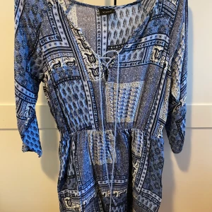 Vila Klänning - Jätte söt klänning köpt hos Salt, den är blå vit med massa fina detaljer i mönstret. Liten snöring i uriningen & ett smalt i resår i midjan annars är den lös. Storlek S. Frakten står jag för🌸