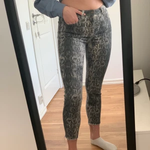 Jeans med ormprint strl 36  - Jeans med ormprint 🐍 Använda en handfull gånger. En aning korta på mig, men jag är 1,79 😄 Pris exklusive frakt 💗💗