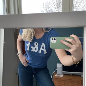 Abercrombie & Fitch T-shirt  - Abercrombie & Fitch T-shirt i storlek L. Liten i storlek 