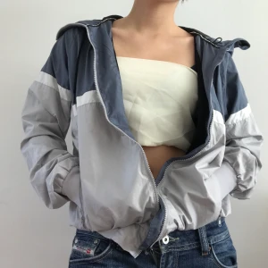 Windbreaker Soc - 🌍JAG STÅR FÖR FRAKT🌏 Super snygg windbreaker i en grå/ljusblå färg perfekt nu till våren och sommaren. Funkar perfekt för att leva upp en simpel outfit och jätte skön att ha på sig. Finns även huva. Köpt för ca 400kr och säljer för 199kr inkl. Frakt! Tveka inte på att kontakta mig vid frågor 