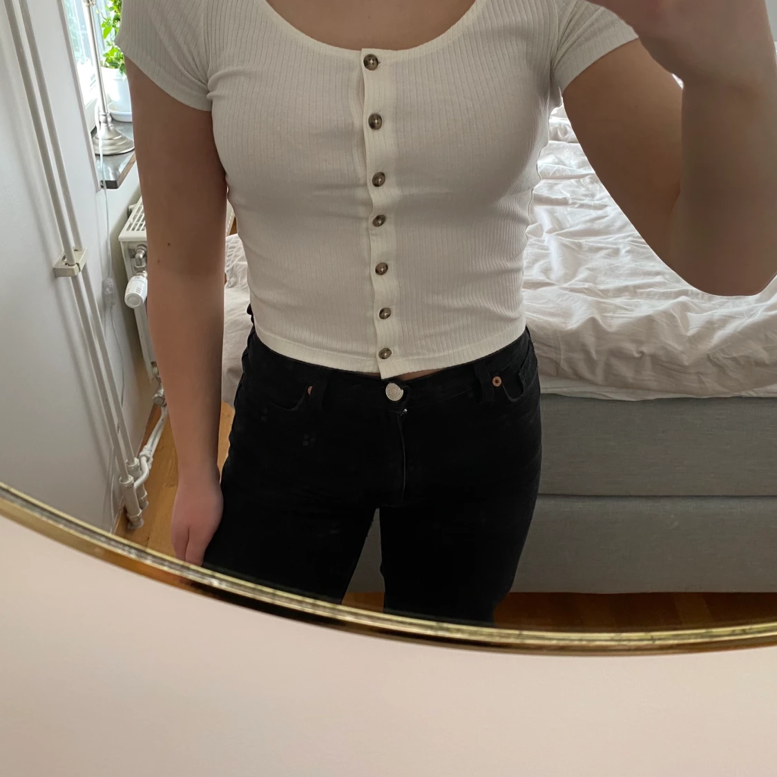 Vit topp med knappar - 90