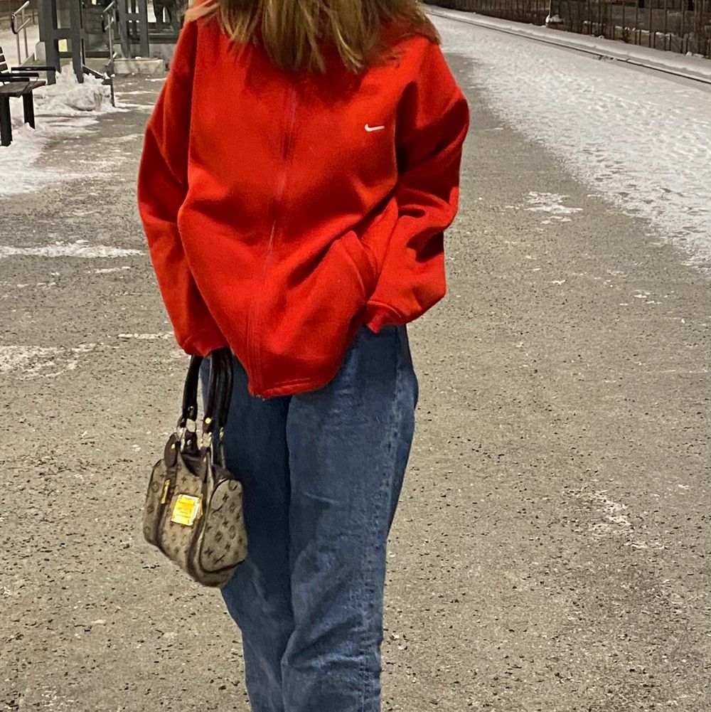 Vintage röd äkta nike sweatshirt i storlek L. Ass skön. Lägg bud i kommentarerna 🥰 Är 168cm så tycker den är snygg oversize då jag brukar ha 36. 🥰 både han och hon ❤️ . Tröjor & Koftor.