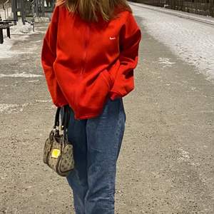 Vintage röd äkta nike sweatshirt i storlek L. Ass skön. Lägg bud i kommentarerna 🥰 Är 168cm så tycker den är snygg oversize då jag brukar ha 36. 🥰 både han och hon ❤️ 