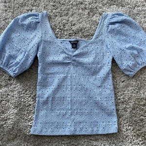 Jättefin topp! - Jättefin topp från Monki som jag tyvärr inte använder. Väldigt fin passform och bra skick. Använd endast 1 gång!! Kontakta mig för fler bilder om du är intresserad.
