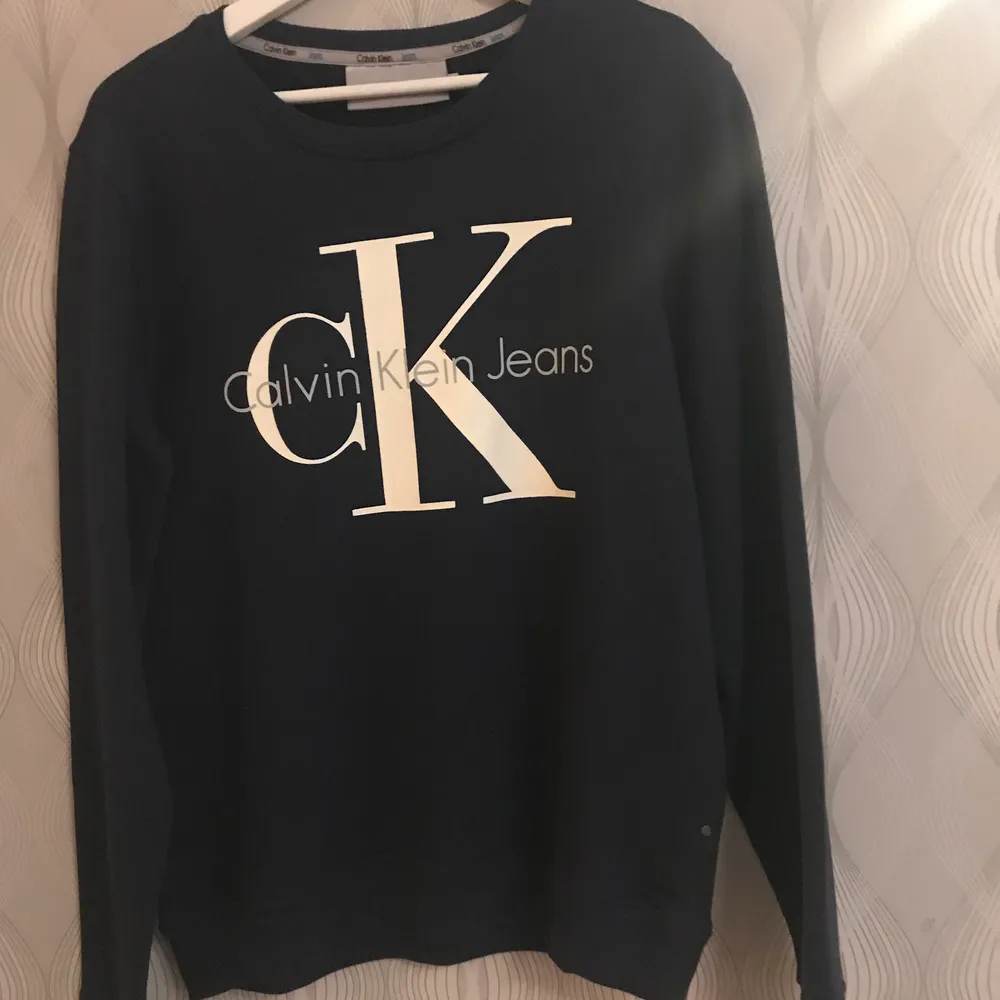 En herr Calvin Klein tröja som aldrig är använd! Köpte den för några månader sedan. Original priset ligger på 1199kr . Tröjor & Koftor.