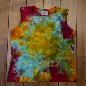 tie-dye linne - tie-dye linne i många olika färger. priset kan sänkas eftersom att den har en liten svart fläck av akrylfärg på framsidan. köpt second hand