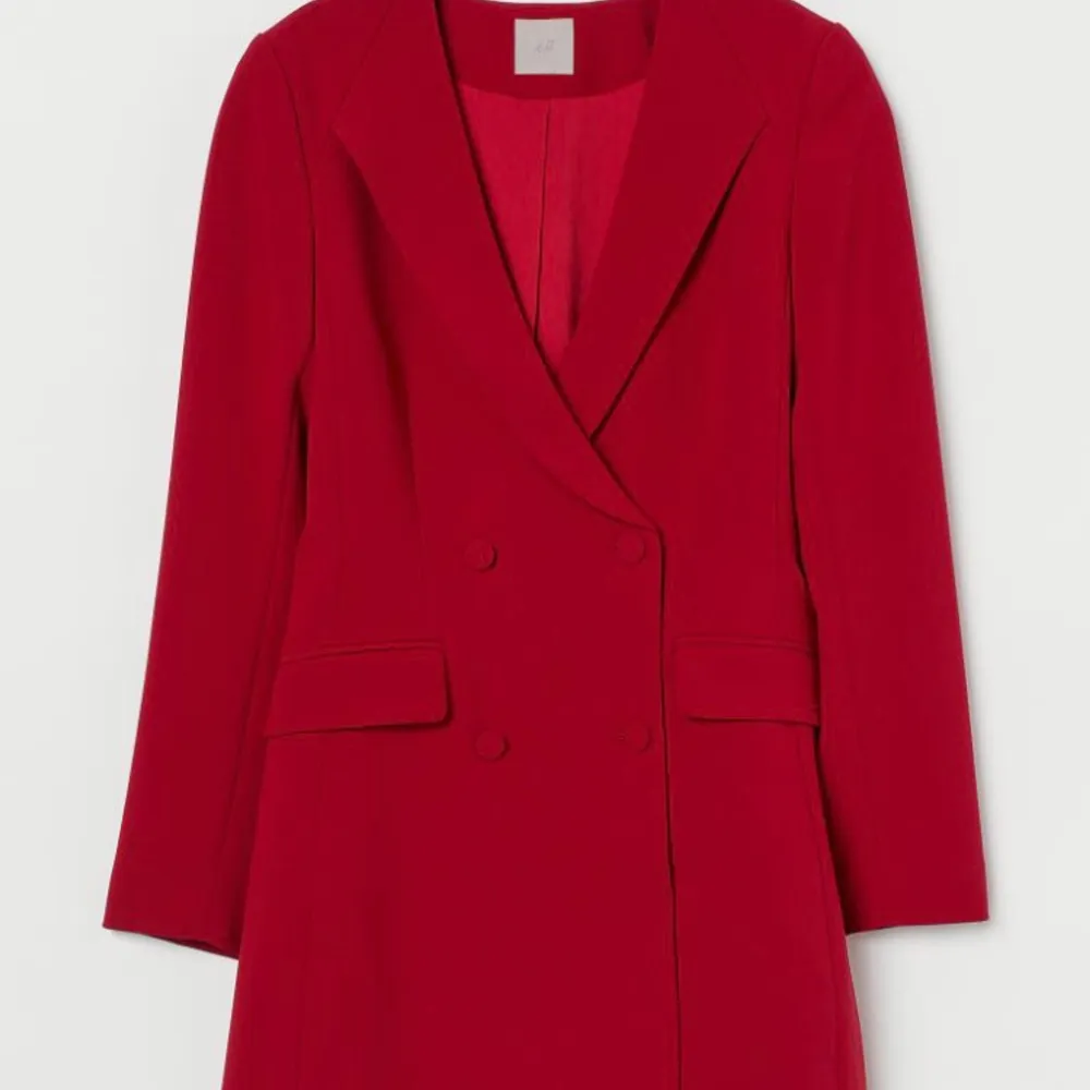 röd kappa trenchcoat av H&M premium selection new. Kostymer.