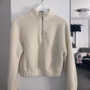 Teddy sweatshirt  - Jätte fin teddy sweatshirt i vit/beige färg med dragkedja fram till, använd cirka 5 gånger därav nyskick. Frakt: 66kr 📦