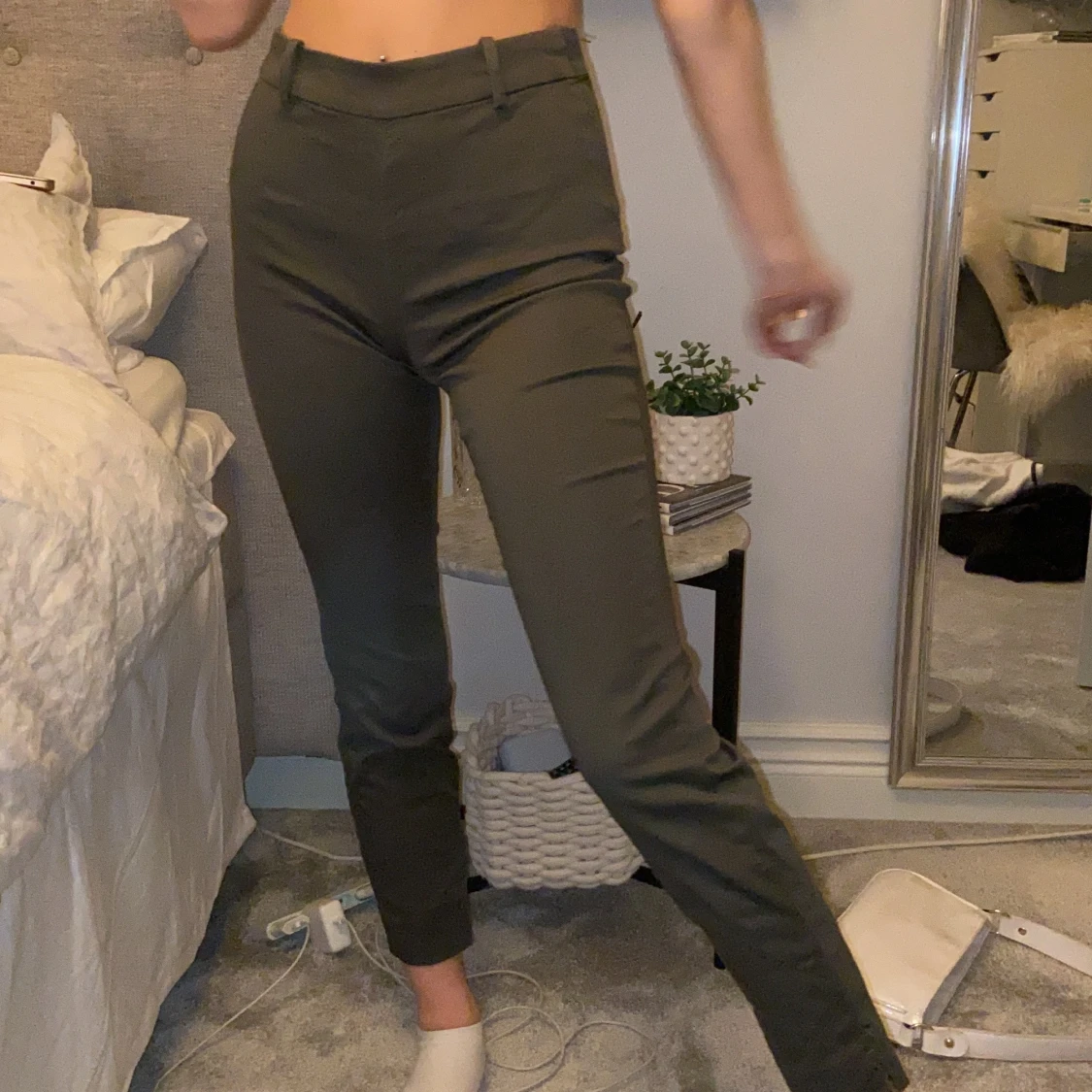 militärgröna kostymbyxor