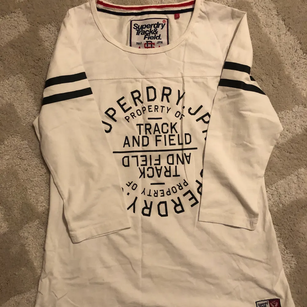 Completely new, never used t-shirt from Super dry. T-shirts.