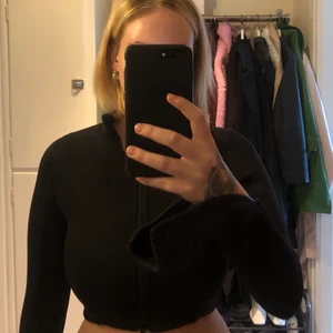 Svart långärmad topp  - Säljer denna coola långärmade tröja. Går att använda som tränings-tröja, till fest eller vardags. Den är för tight över bysten, därav får någon annan äran att använda den! Aldrig använd. Frakt tillkommer på 66 kr! 💚