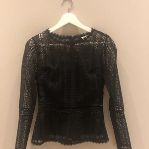 By malina svart spetsblus - Galet snygg spetsblus som sitter som en smäck 