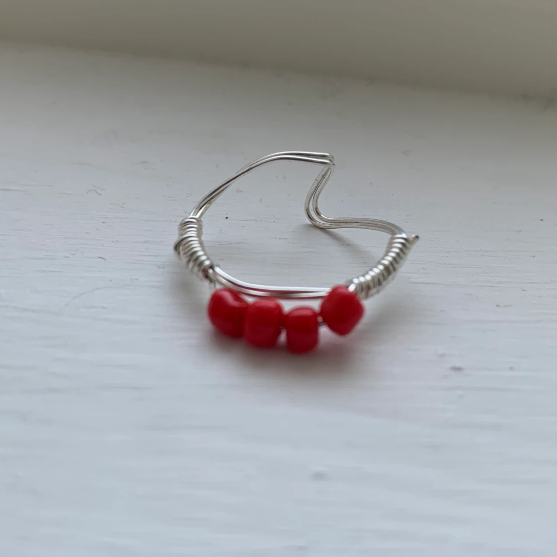 Ring med röda pärlor - 91