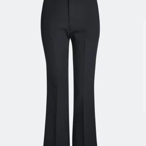 Bikbok kostymbyxor  - Säljer min helt nya kostymbyxor från bikbok i storlek 40. Dem är för långa för mig som är 157cm men är nog lagom till nån mellan 160-170cm. Aldrig använda. (Jag köpte dem för 400kr) Pris: 230kr + Frakt  ( billigare vid snabb affär) 