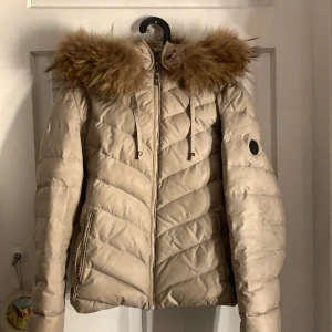 Hollies jacka  - Fin hollies jacka med äkta päls på, Stl 38 den e rätt normal i stl. Haft den ett tag så ”slitage” finns därav pris. 400+ frakt eller 500 o Ja står för frakt 