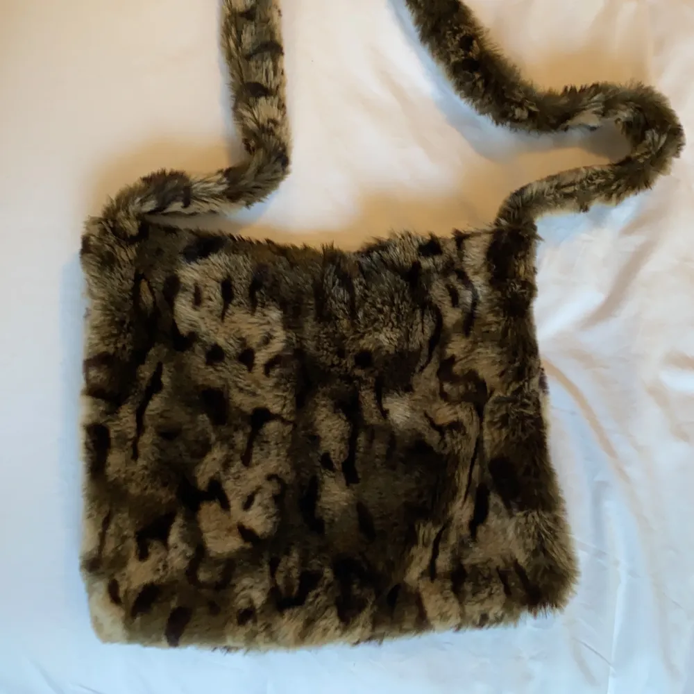 Fluffig leopardväska som är sjukt snygg. Perfekt till skolan eller generellt, passar alla outfits . Väskor.