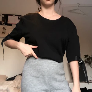 Zara tröja svart med spännen, s - Svart tröja med spännen på ärmarna, köpt på Zara 