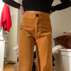 Manchesterbyxor  - Senapsgula manchesterbyxor från Zara💛, i mycket bra skick!