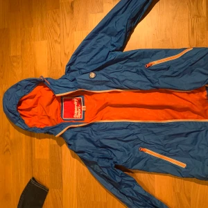 Vindjacka superdry - Vindjacka från superdry i storlek s. Jackan är i bra skick.
