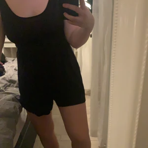 Svart jumpsuit - Perfekta klädesplagget till sommaren. Använd ett fåtal gånger.