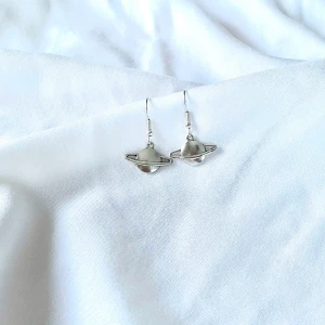 Örhängen planet  - Superfina nickelfria örhängen jag gjort själv!✨🤍 @tinsel.uf på instagram! 