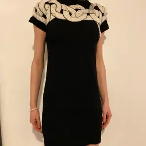 Hej 👋🏼 En fin och mjuk svart klänning, använd bara två gånger. Köpt för flera år sen, men i bra skick ✨ Lägsta bud: 300