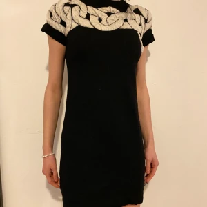 Orginal DIANE von FURSTENBERG klänning - Hej 👋🏼 En fin och mjuk svart klänning, använd bara två gånger. Köpt för flera år sen, men i bra skick ✨ Lägsta bud: 300