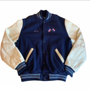 Varsity jacka  - Tjo! Säljer min as snygga vintage varsity jacka, köpt av en privat person i USA som skulle sälja sin gamla skoljacka! De är bara slänga iväg några bud! Högsta bud: 900