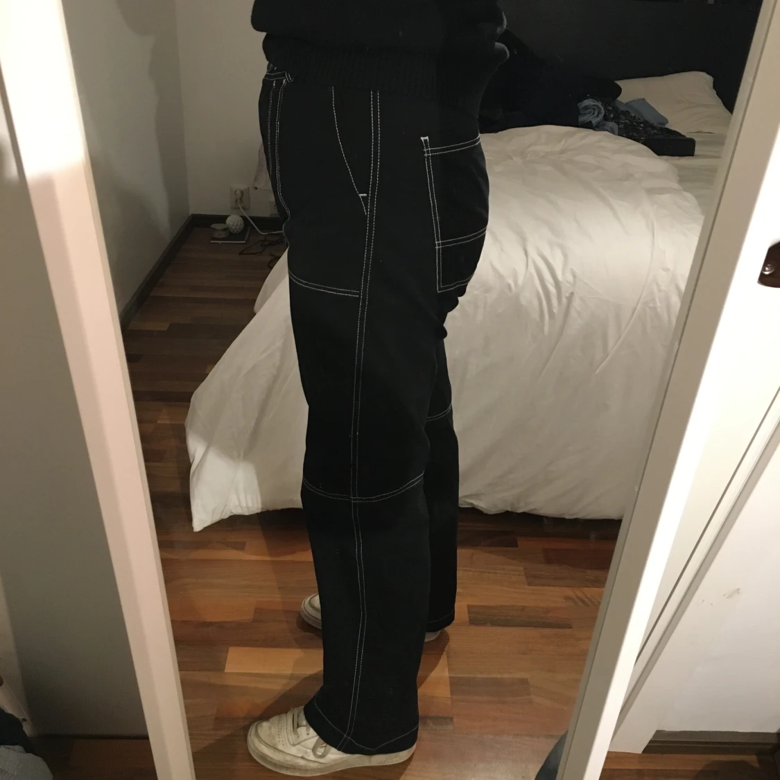 Svarta byxor med vit söm