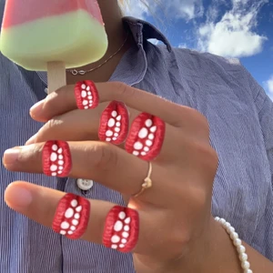 Stora ringar - Bild 1: inklippta på fräscha sommarhänder bild 2: ringarna i verkligheten. Jättefina och sköna att ha på sig (gör att du sticker ut något ;), ringarna har ett jack på baksidan därav är det något justerbara. Ringarna varierar i pris 💘 kram 