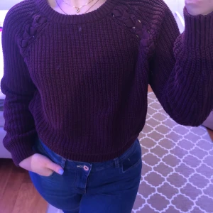 Stickat - Söt stickad tröja från HM med detaljer vid axlarna. Röd/brun/lila. Köpare står för frakt