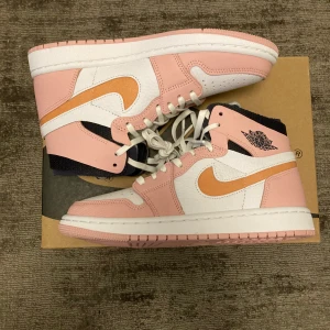 Air Jordan 1 High Zoom Air CMFT ”Cauliflower” (Early Pair) - Hej. Jag säljer två helt nya par Air Jordan 1 High Zoom Air CMFT ”Cauliflower” i storlekarna 36,5 och 37,5 för 2400kr styck.                                              Fraktar samma eller nästa dag efter betalning.      Skriv gärna om du har frågor eller vill ha fler bilder! Storlek 37,5 är sålda.