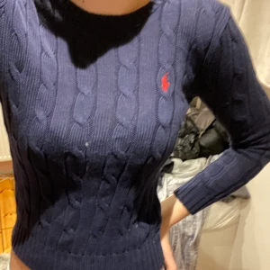 Marin blå Ralp Lauren tröja - Kabelstickad tröja 