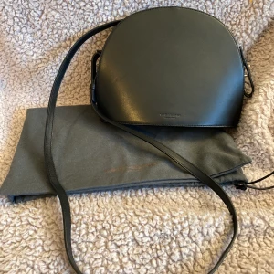 VAGABOND SHANNON Axelremsväska - Färg:svart Längd: 22 -23 cm i storlek  Vidd: 10 cm i storlek Dustbag medföljer Nypris: 1000kr