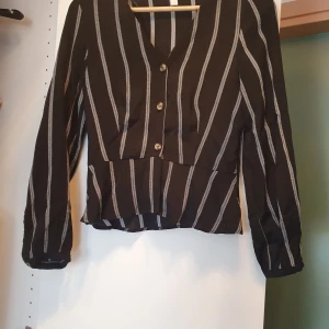 Tröja - Köparen står för frakten. Passar S.