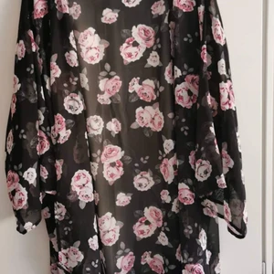 Blommig kimono strlk L - Blommig kimono från. H&m. Knappt använd. Storlek L. 30kr.