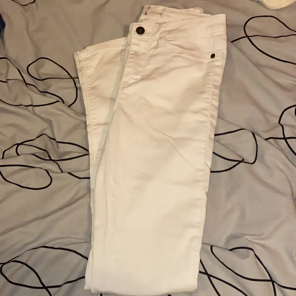 Vita jeans som aldrig är använda bara råkat att jag tagit bort lappen ändå! Men det är i bra skick! Skulle säga att dem passar en 34, säljer för 120 eller buda! Köparen står för frakten . Jeans & Byxor.