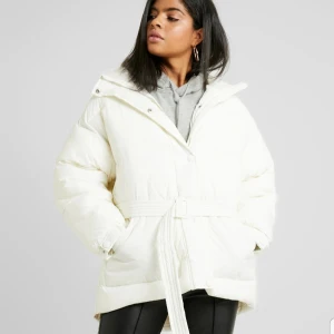 Nly Trend -                                                                                      Säljer denna fina jacka från Nelly, endast använd ett fåtal gånger,  super bra skick ser precis ut som när jag köpte den, jackan köptes för ungefär 3 månader sen. 